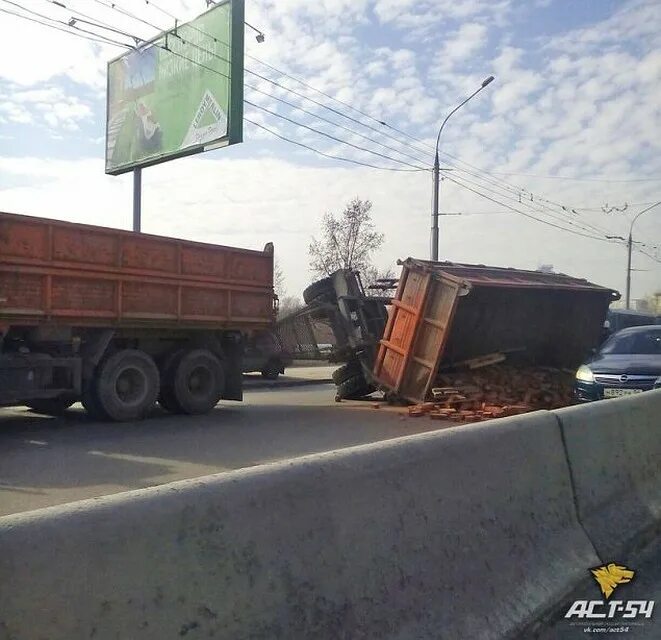 Перевернулся прицеп. Перевернулся прицеп. Новости ноябрь 2022 прицеп со свеклой перевернулся. Перевернулся прицеп. Камаз 6520 груженный зерном.