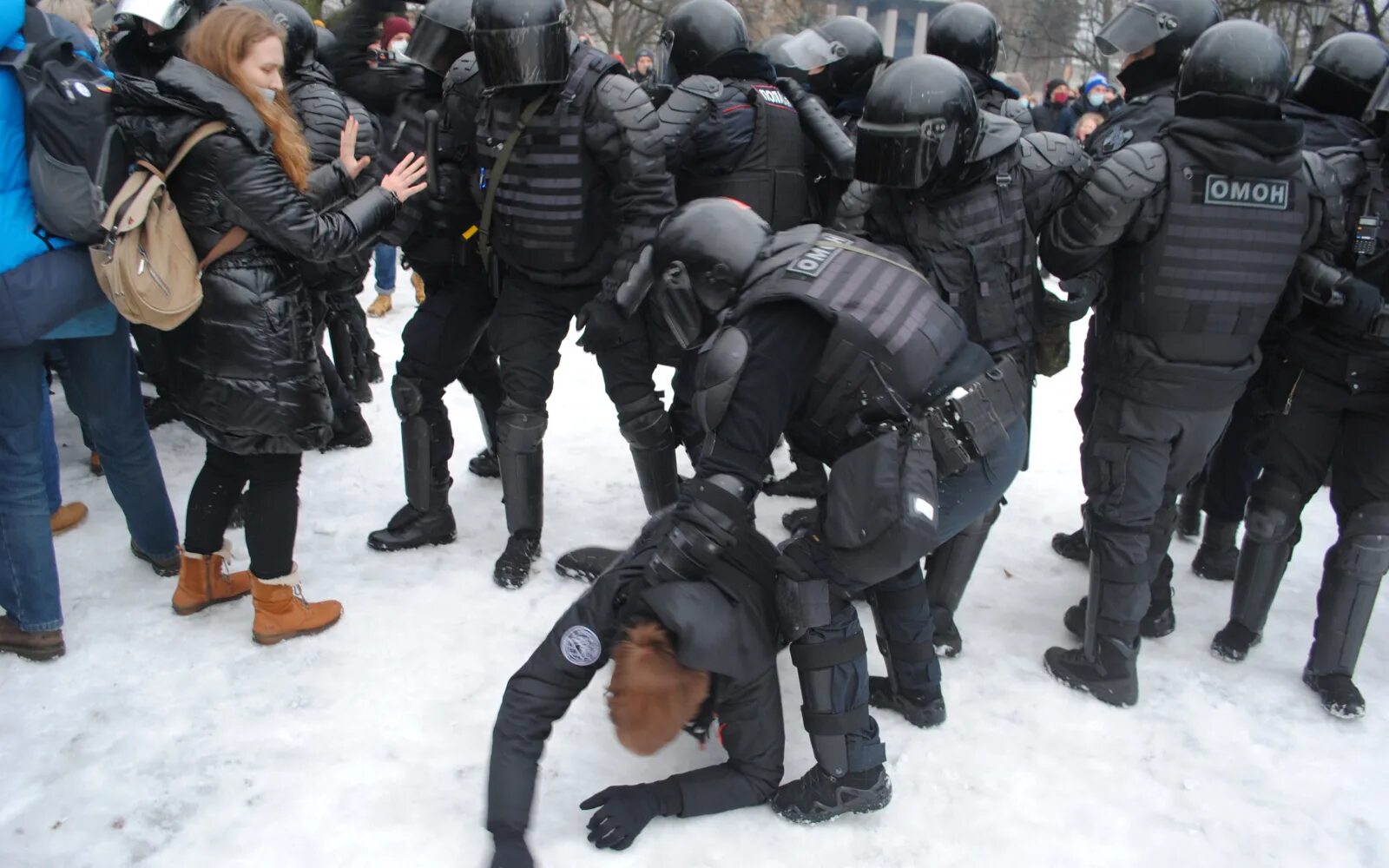 Акции протеста курьеров в Москве. Задержание Юлии Толопы. "Акции поддержки армии  на Камчатке" 2022. Навальный это ОМОНОВЕЦ.