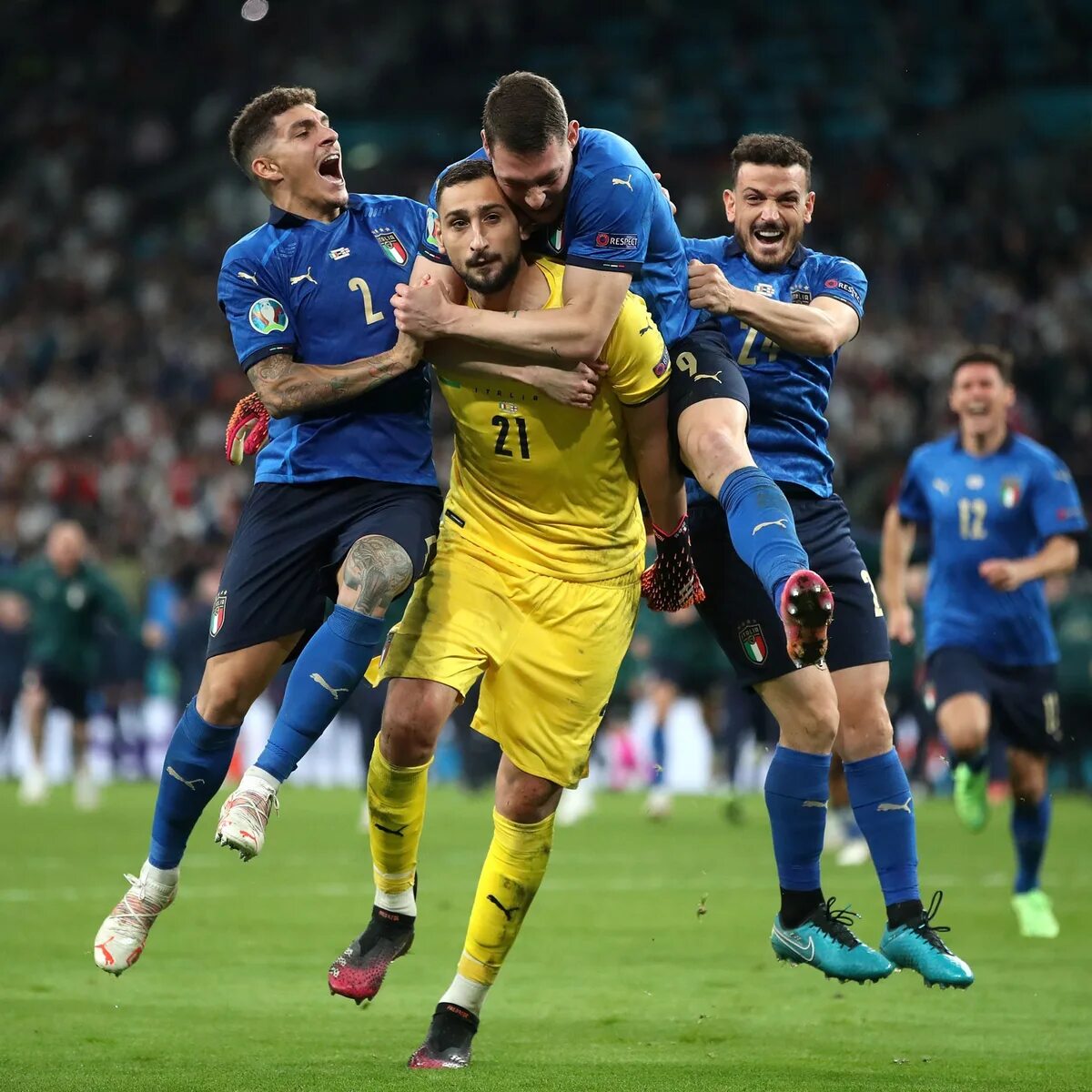 Сборная италии 2021. Футбол сборная италии че 2021. Кьеллини и бонуччи евро 2020. Кьеллини и сака. Италия чемпион европы 2020.