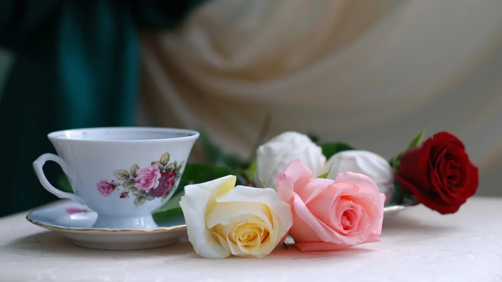 Утренние цветы. Красивые цветы в чашке. Цветы в кружке. Цветы на столе. Доброго утра хорошего дня чай