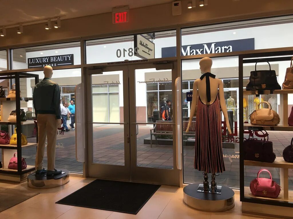 Магазин outlet. Max Mara Outlet. Max Mara аутлет Внуково.