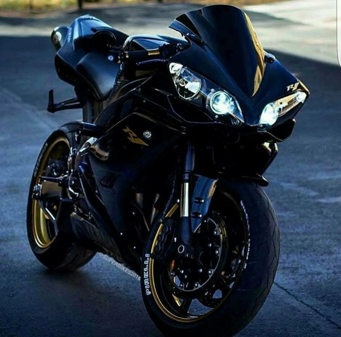 Мотоцикл yamaha r1. Мотоцикл Ямаха р1. Мотоцикл Yamaha r1 чёрный. Спортбайк Yamaha r1. Ямаха р1 черная.