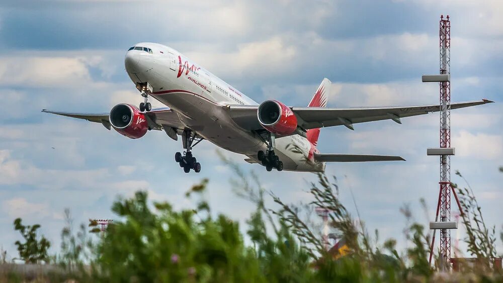 Red wings boeing 777. Боинг 777 ред Вингс. Боинг 777 200 ред Вингс. Боинг 777 200 er ред Вингс. Airbus 777 ред Вингс.