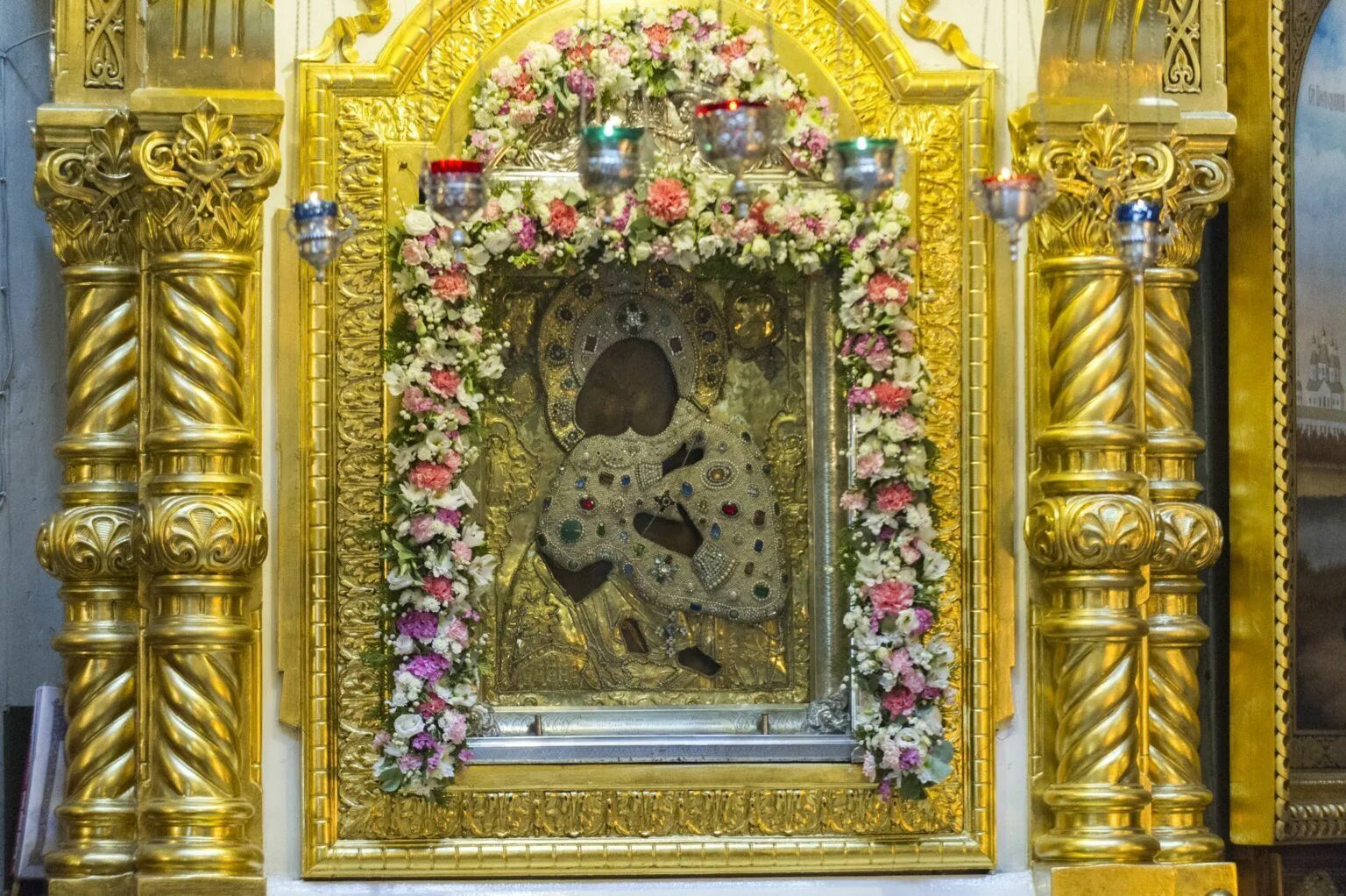 Иконы в псково печерском монастыре. Крестный ход в псково печерском монастыре. Иконы в псково печерском монастыре. Иконы в псково печерском монастыре. Печорский монастырь икона успения пресвятой богородицы.