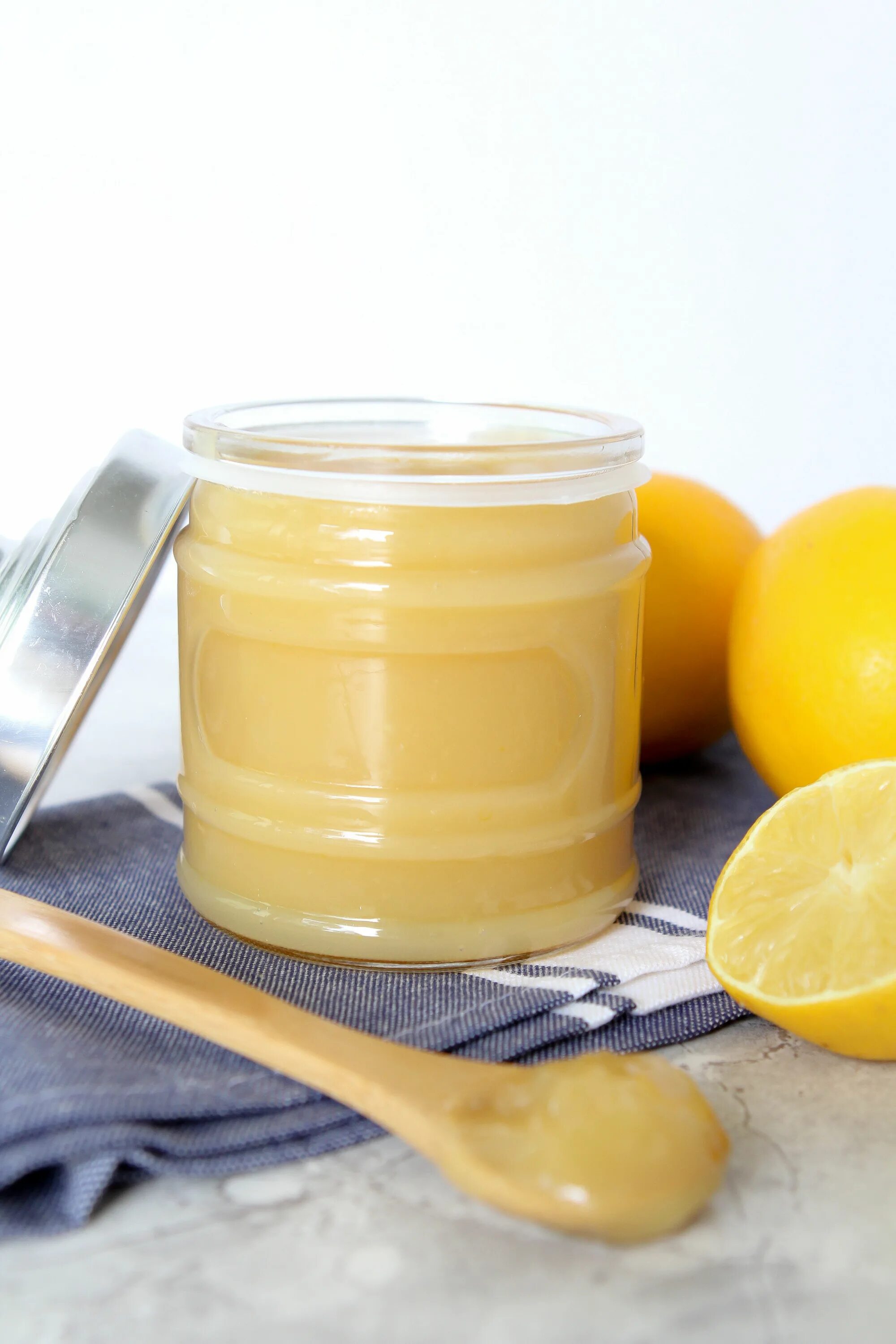 Лимонный сок мед масло. Мед с лимоном. Вода с лимоном и медом. Медовый лимон. Липовый мед с лимоном.