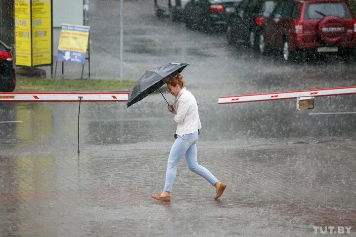 Шли дни а погода не улучшалась. Прогулка под дождём. Шли дни а погода не улучшалась. Шли дни а погода не улучшалась. Пасмурный дождливый день.