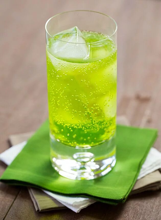 Зеленый мохито. Зеленый напиток. Зеленый лимонад. Мятный лимонад. Напитки зеленые лимонад зеленый.