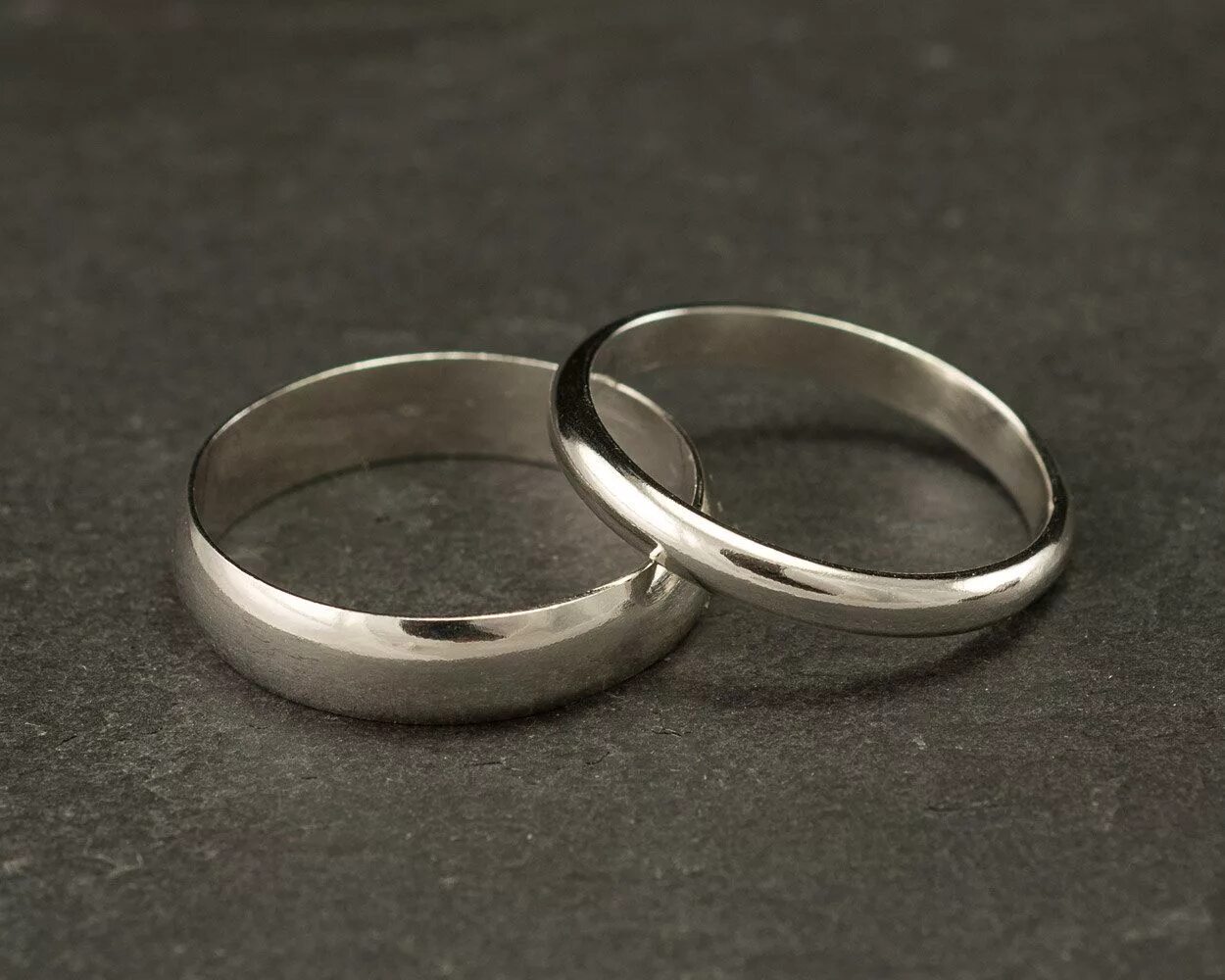 Можно ли серебряное обручальное кольцо. Обручальные кольца серебро. Обручальные кольца парные. Обычное серебряное кольцо обручальное. Кольца на серебряную свадьбу.