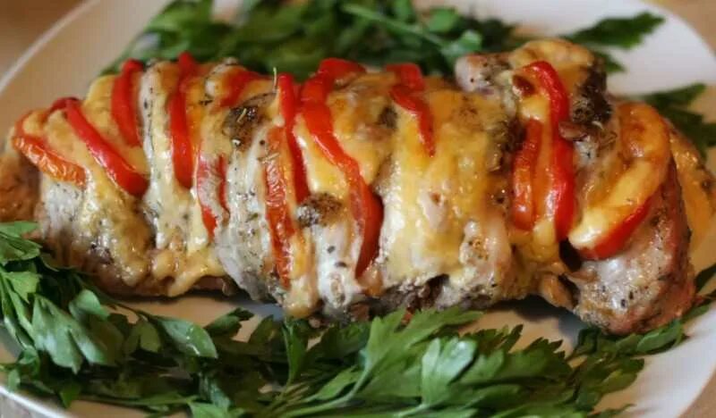 Свинина гармошкой в духовке с сыром и помидорами. Карбонат с сыром в духовке. Карбонат в духовке с помидорами. Pork loin. Свинина гармошка запеченная в духовке.