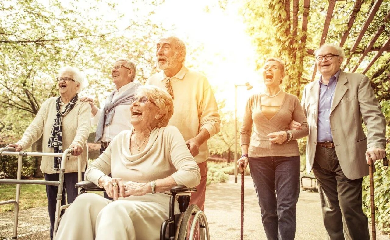 Много пожилых людей. Пожилые люди. Счастливые пожилые люди. Радостные пожилые люди. Счастливые пенсионеры.