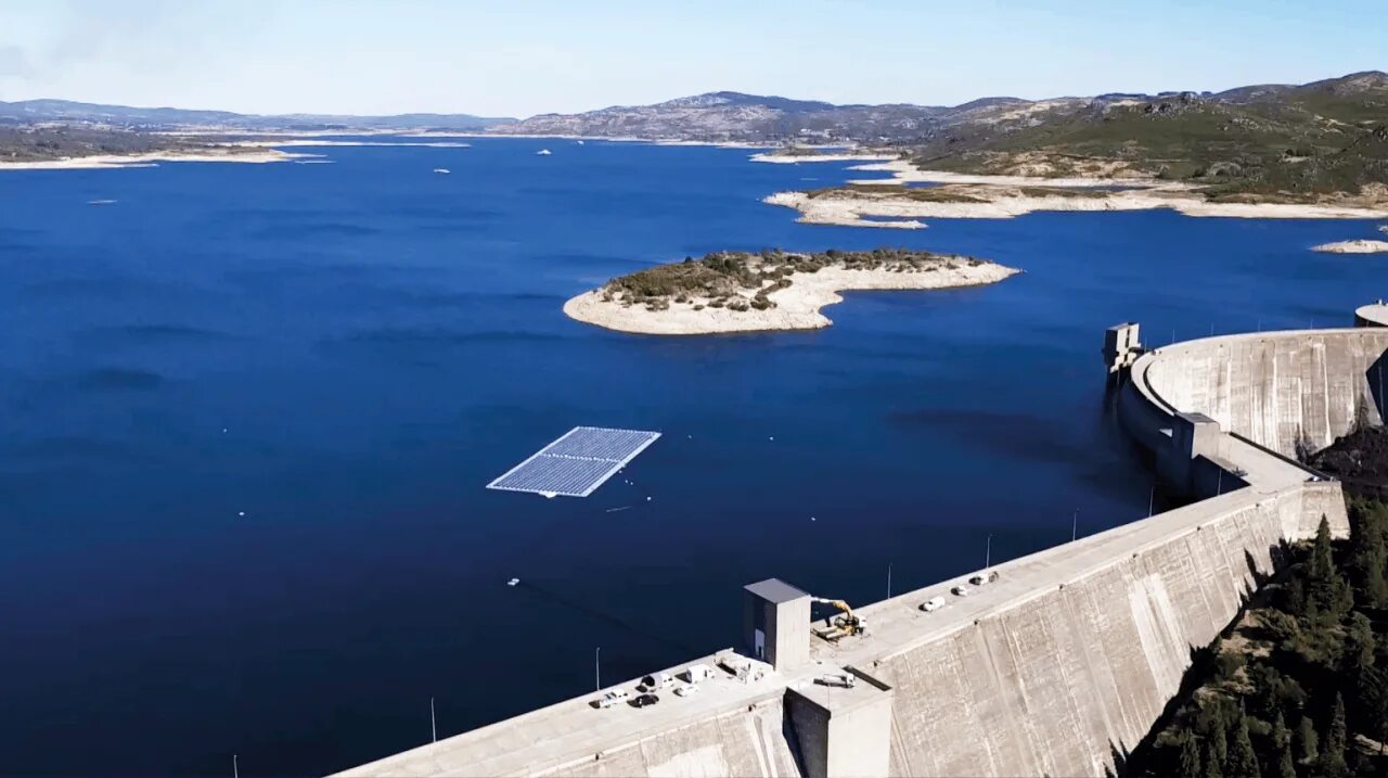 Гидроэнергия гидроэлектростанция. Китай плавучая солнечная станция. Электростанция на воде. Гэс электростанция. Самая большая солнечная электростанция в мире.