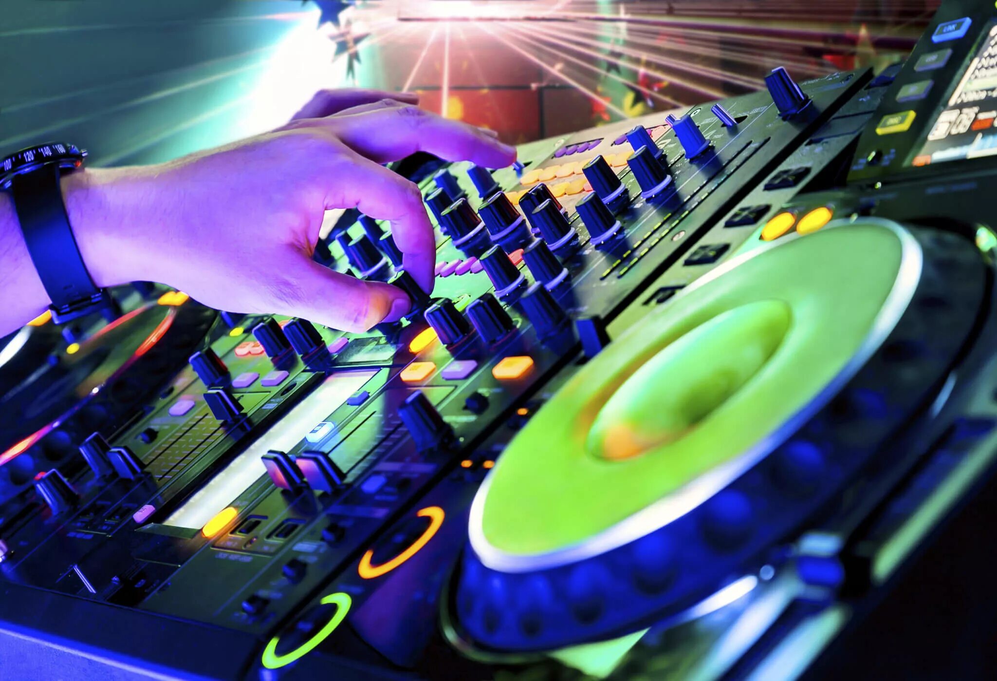 диджей в ресторане. диджей. рабочее место диджея. диджей караоке. караоке клуб диджея.