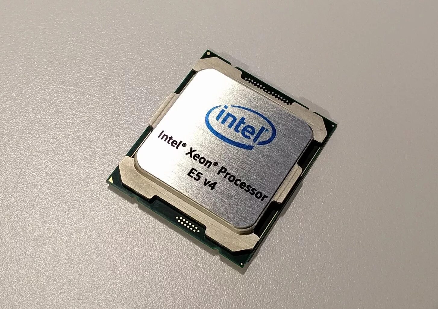 Процессор 16 ядер. 8 ядерный процессор intel. Процессор 16 ядер. Intel core i7 990x extreme 3467mhz. Процессор intel core i9.