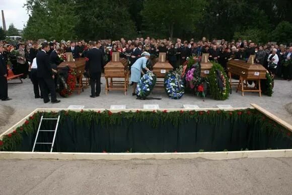 Винник семья авиакатастрофа. Похороны семьи Громовых. Могилы погибших в авиакатастрофе. Похороны жертв авиакатастрофы.