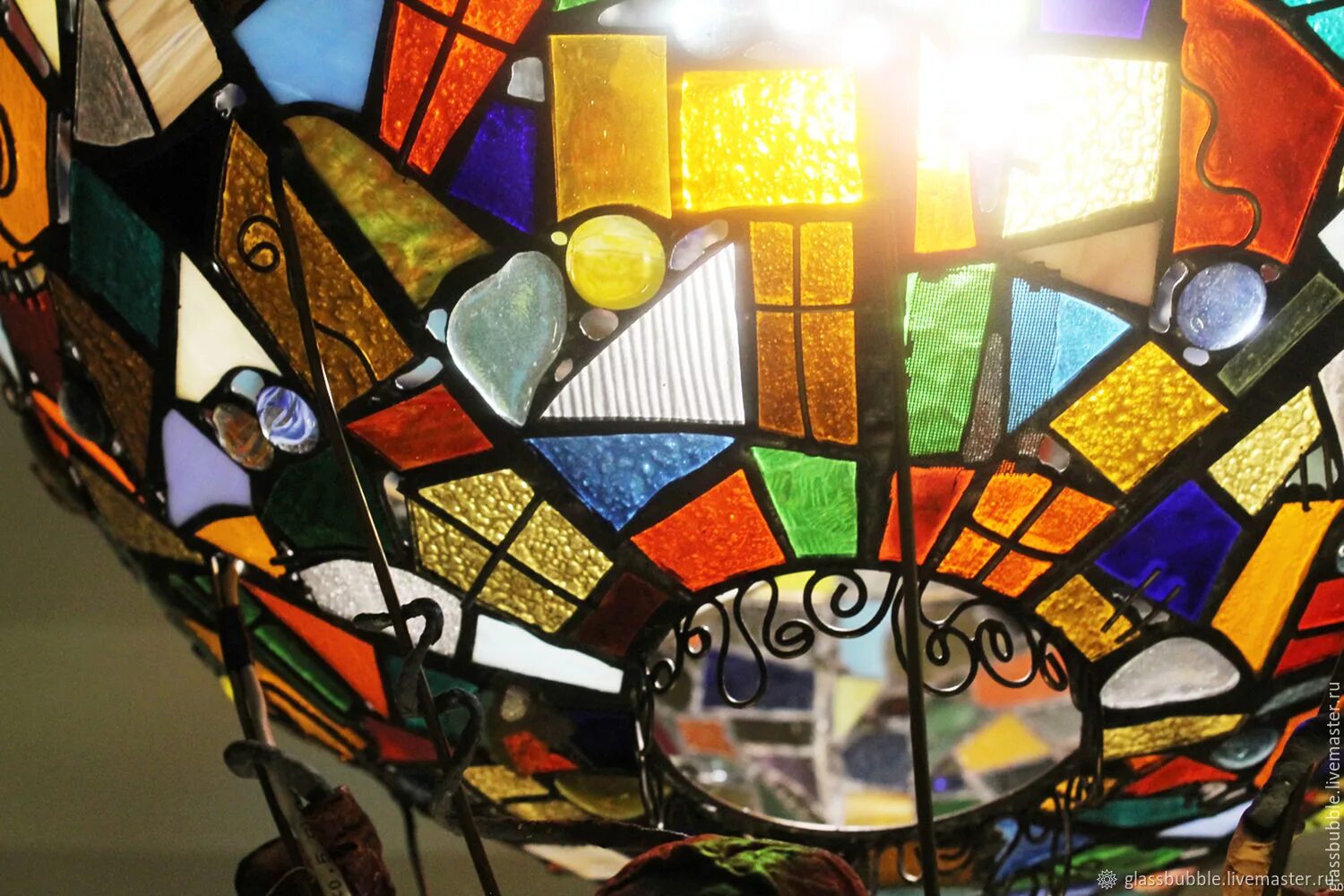 разноцветные стеклышки. цветное стекло кусочки. разноцветное стекло для витражей. осколки цветного стекла. эрклез битое стекло.