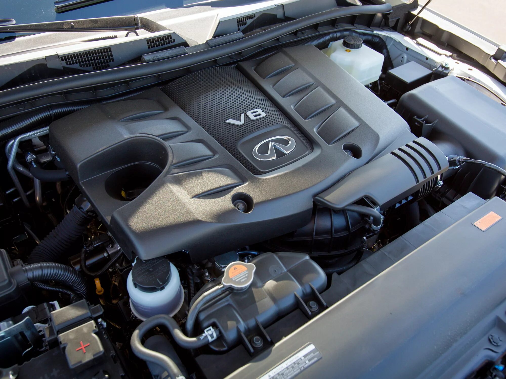 Инфинити qx56 под капотом. Инфинити qx50 двигатель. Инфинити qx80 двигатель. Двигатель инфинити 80. Infiniti qx80 под капотом.