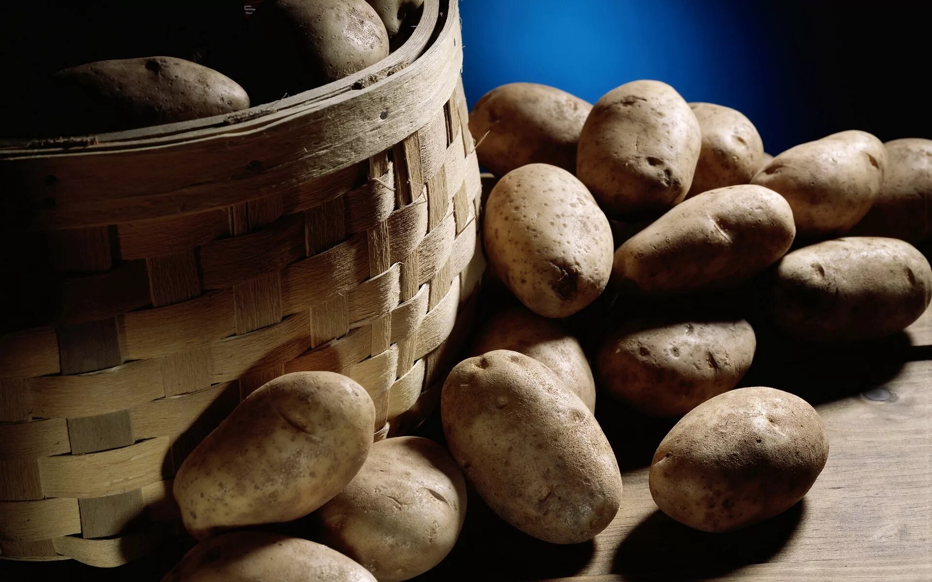 Венета картофель характеристика отзывы. Картофель Венета. Винета сорт картофеля. Белорусский картофель. Картошка на столе.