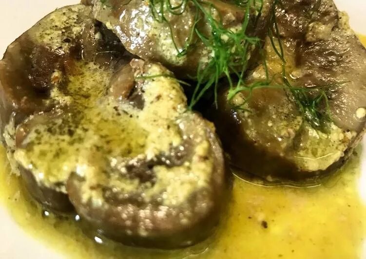 Почки в сметане рецепт. Куриные почки меню. Как приготовить свиные почки без запаха на сковороде. Почки с грибами в соусе. Почки с грибами в соусе.