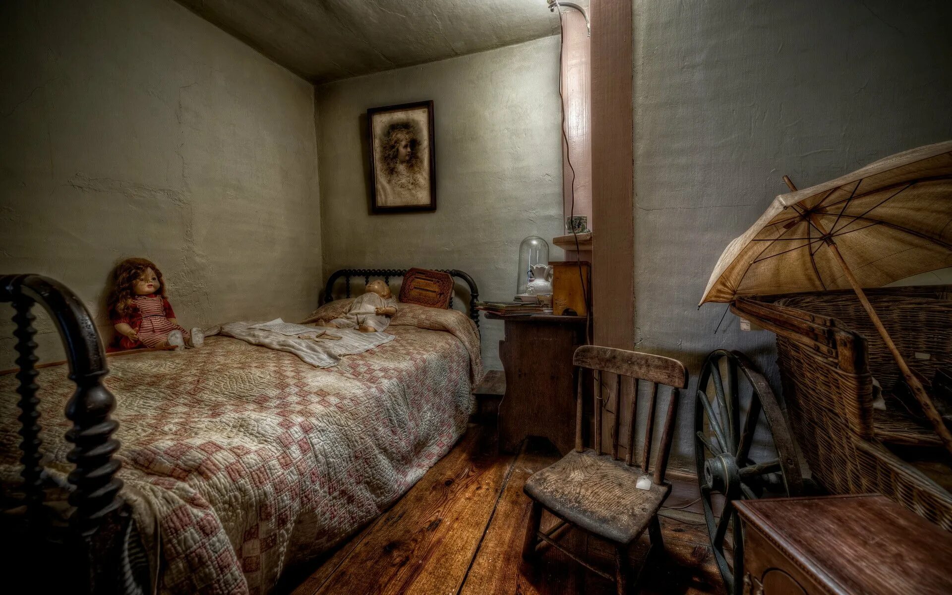 Старинная спальня. Жуткий интерьер. Жуткая комната. Ужасная комната.