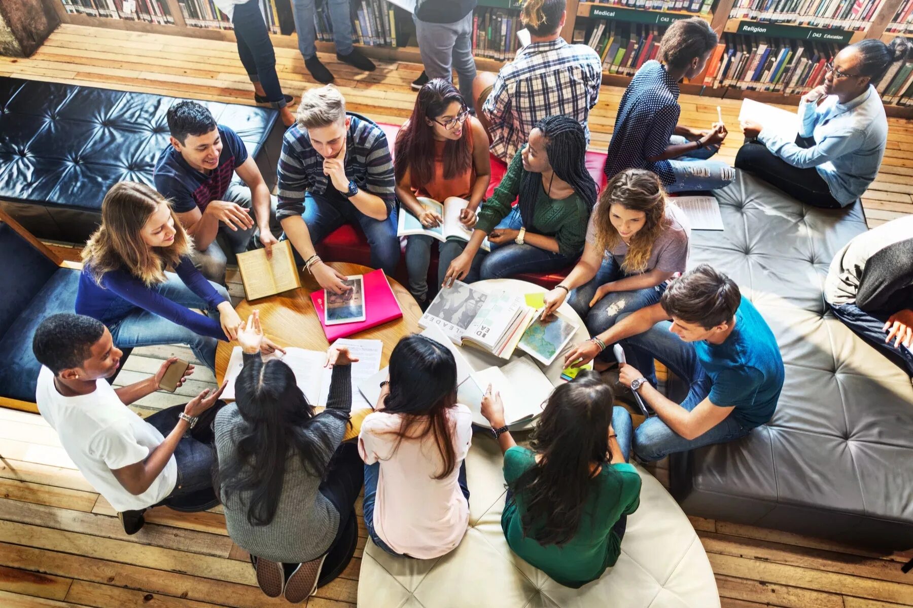 A group of students is. Студенты в вузе. Креативные студенты. Творческие студенты. Университет студенты.