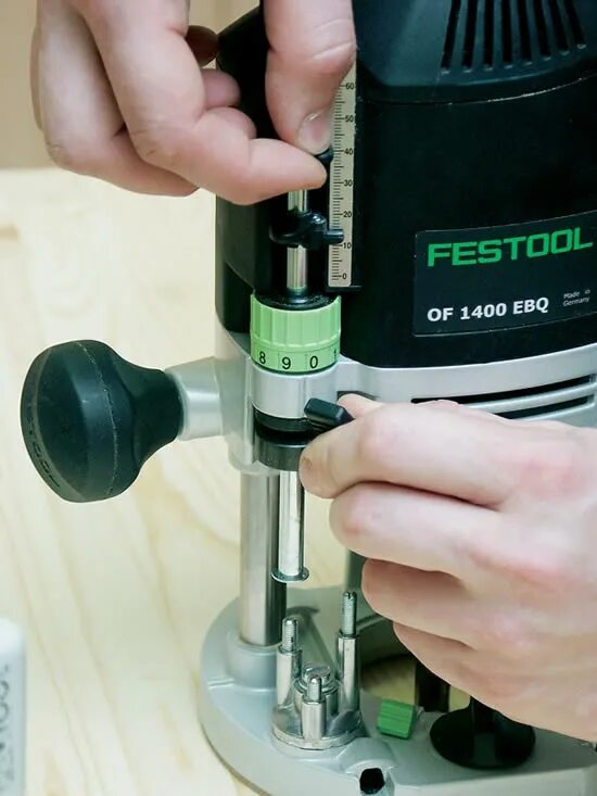 регулировка фрезера по глубине. Makita фрезер makita 3612 c. фрезер по дереву. фрезеровка по дереву ручным фрезером. глубина фрезерования ручного фрезера.