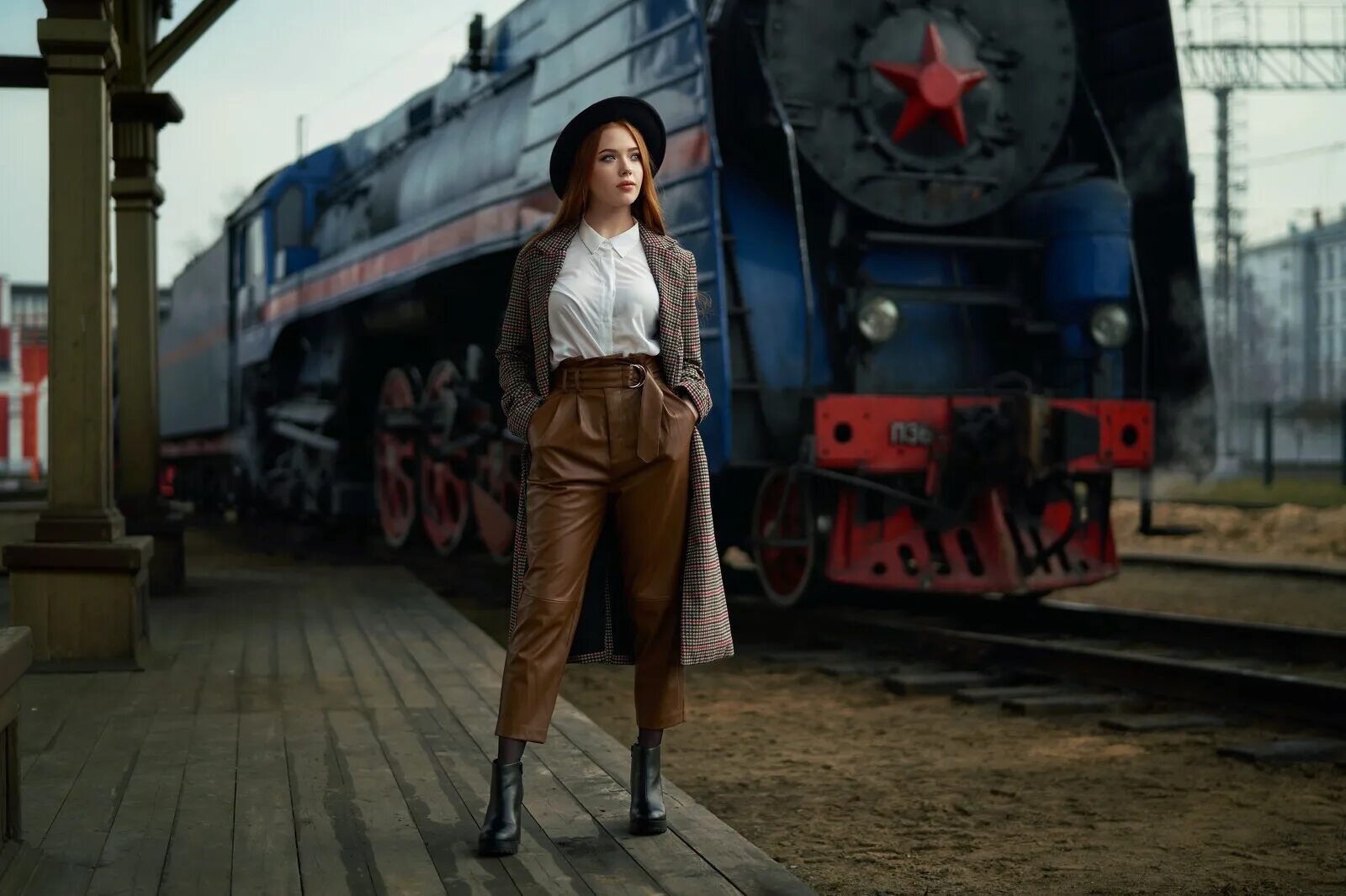 красивые девушки в поезде. симпатичная проводница. No pants subway ride москва. поезд девушка юбка. девушка в электричке.