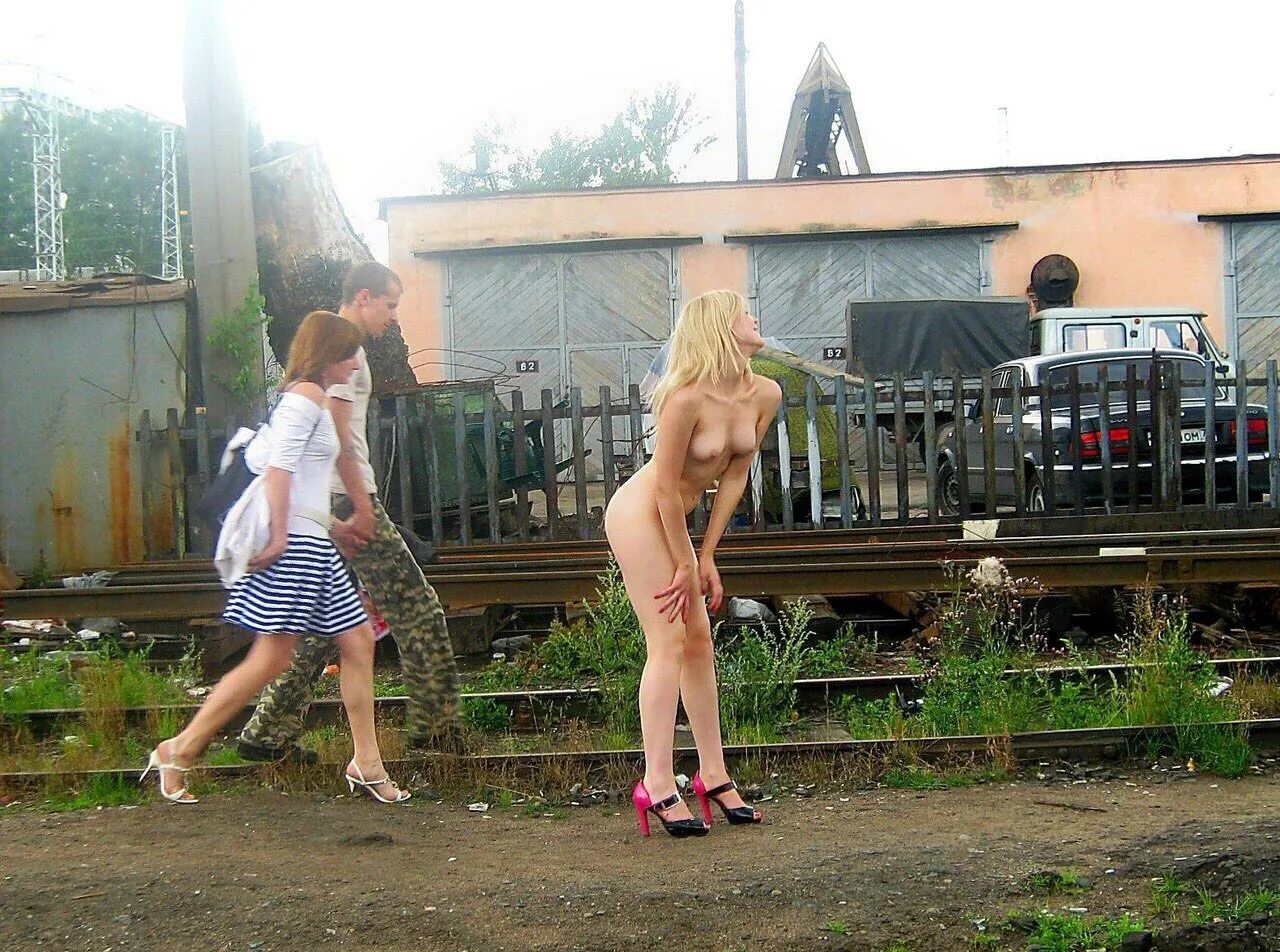 Голые русские деревенские шалавы