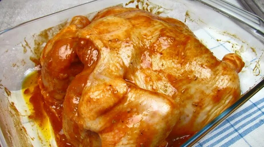 Рецепт маринада курицы целиком. Маринад для курицы в духовке целиком с корочкой. Курица смазанная майонезом в духовке. Как замариновать курицу для духовки целиком. Как замариновать курицу для запекания в духовке целиком.