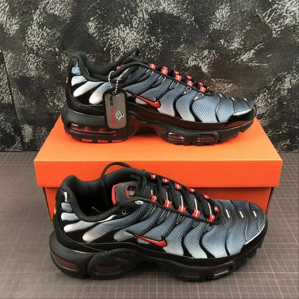Titanium air. Nike tn plus black red. nike air max plus black gradient red. nike tn gradient red. найк tn градиент.