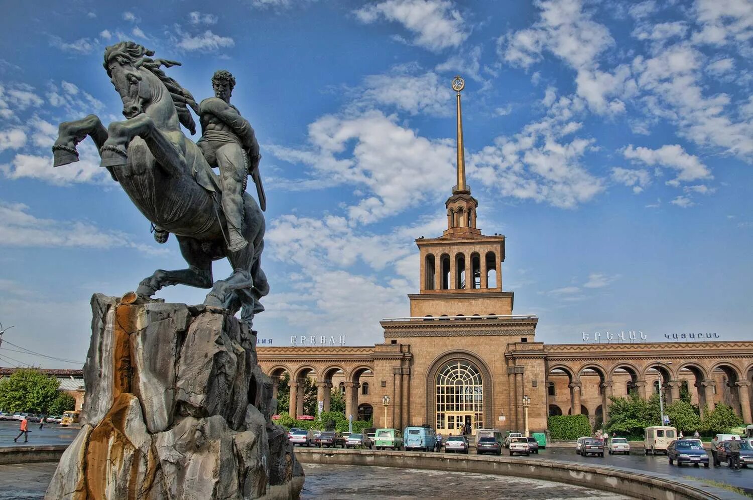 Памятник Давиду Сасунскому в Ереване. ЖД вокзал в Ереване памятник Давида Сасунского.