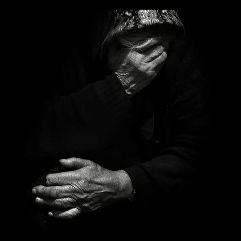 Мама плачет. Мама кричит от боли от сына. Печальные картины. Макима плаччччччет. Слезы матери.