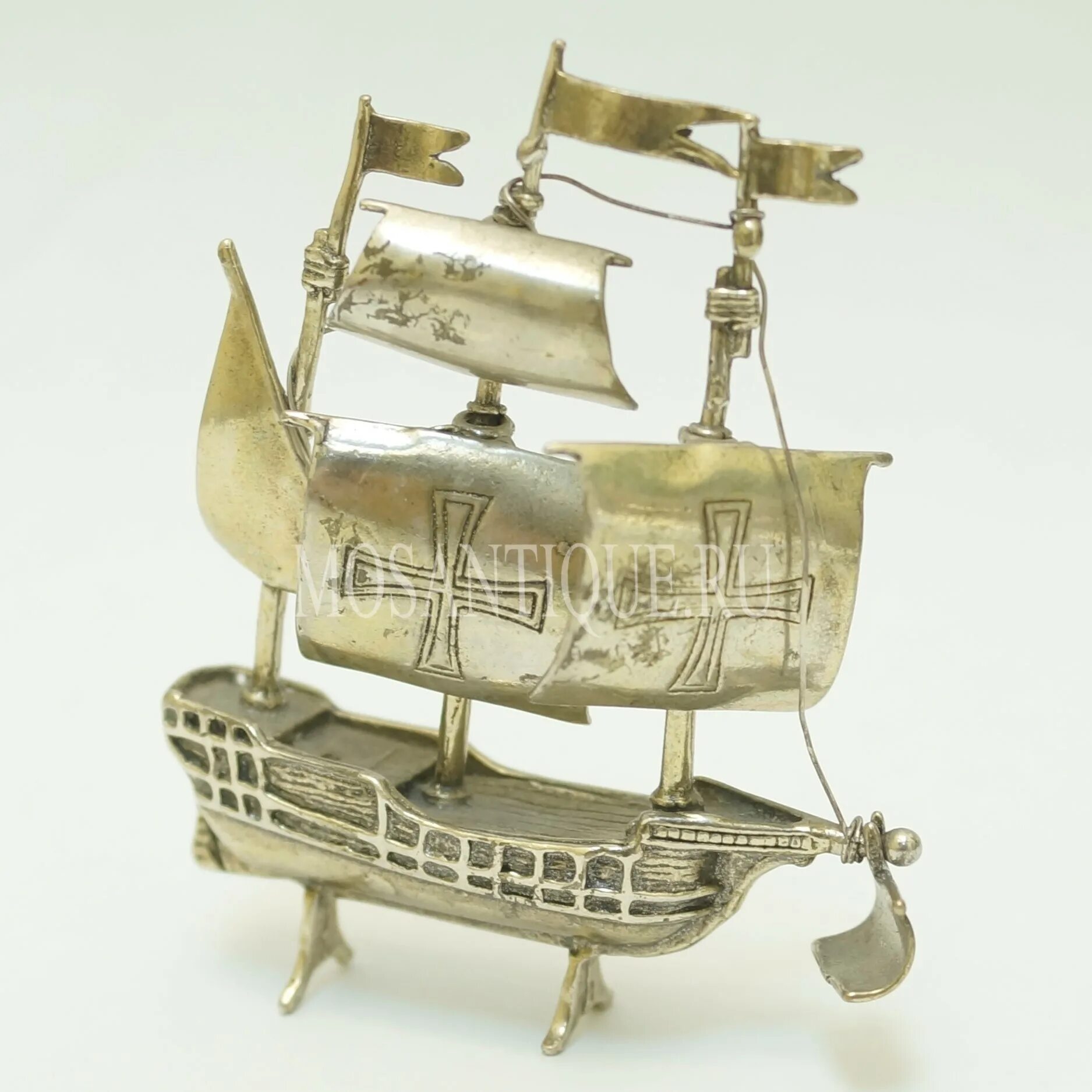 Парусник серебро. Серебряный парусник англия. Серебряный сувенир корабль. Корабль жемчуг. Сувенирные корабли из металла.