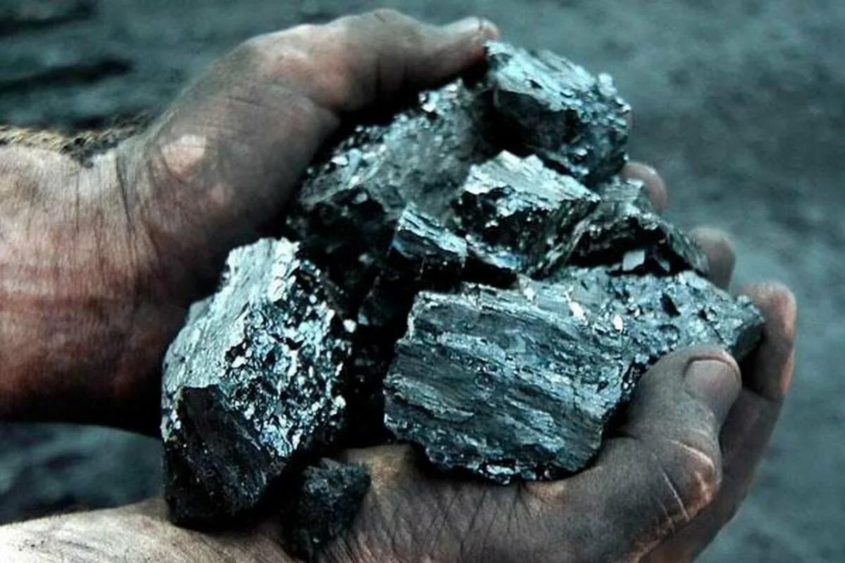 Уголь это металл. Каменный уголь антрацит. Антрацит полезное ископаемое. Уголь Кузбасский антрацит. Камень уголь антрацит.