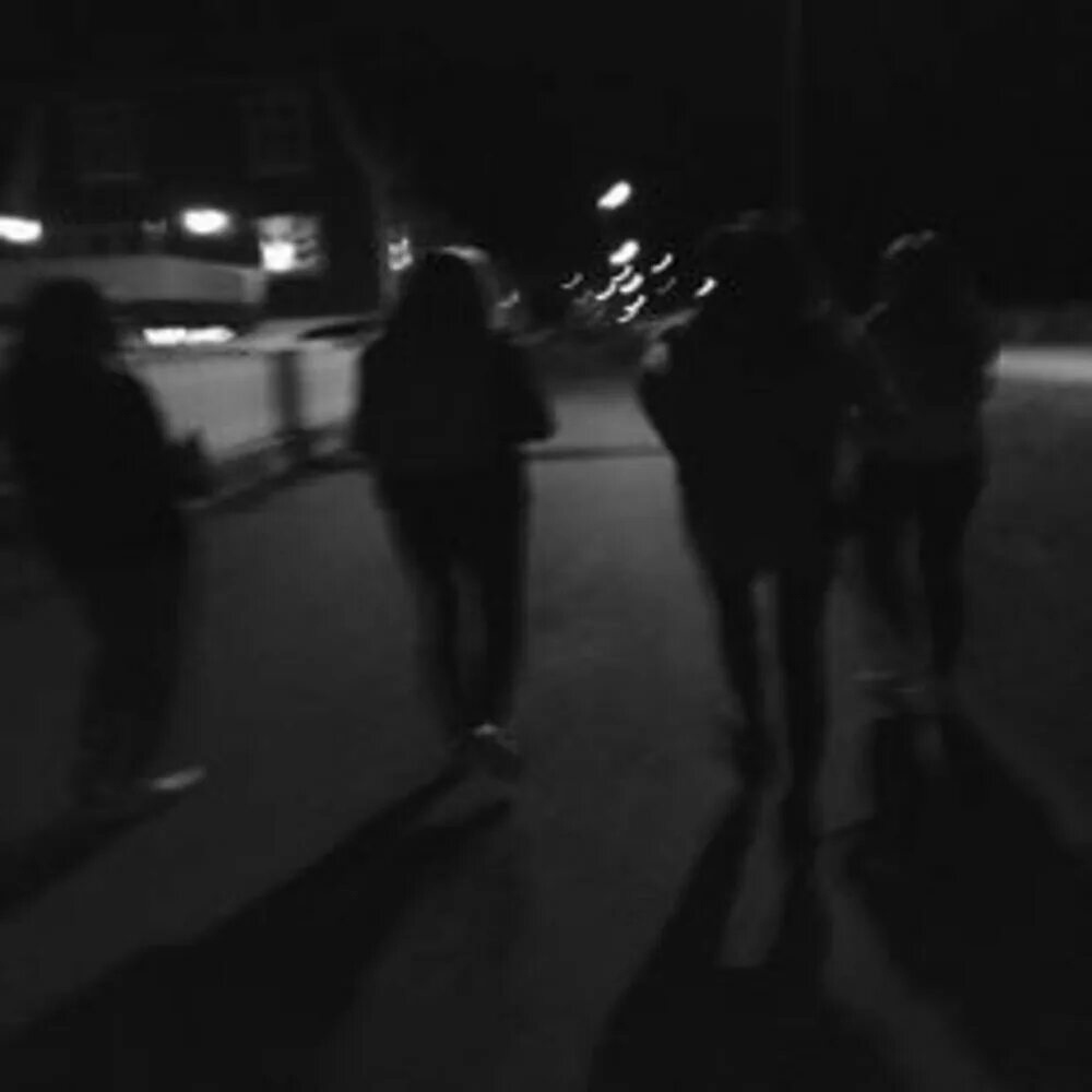 Друзья гуляют ночью. Прогулка ночью с друзьями. Парень с друзьями ночью. Подростки ночью на улице.