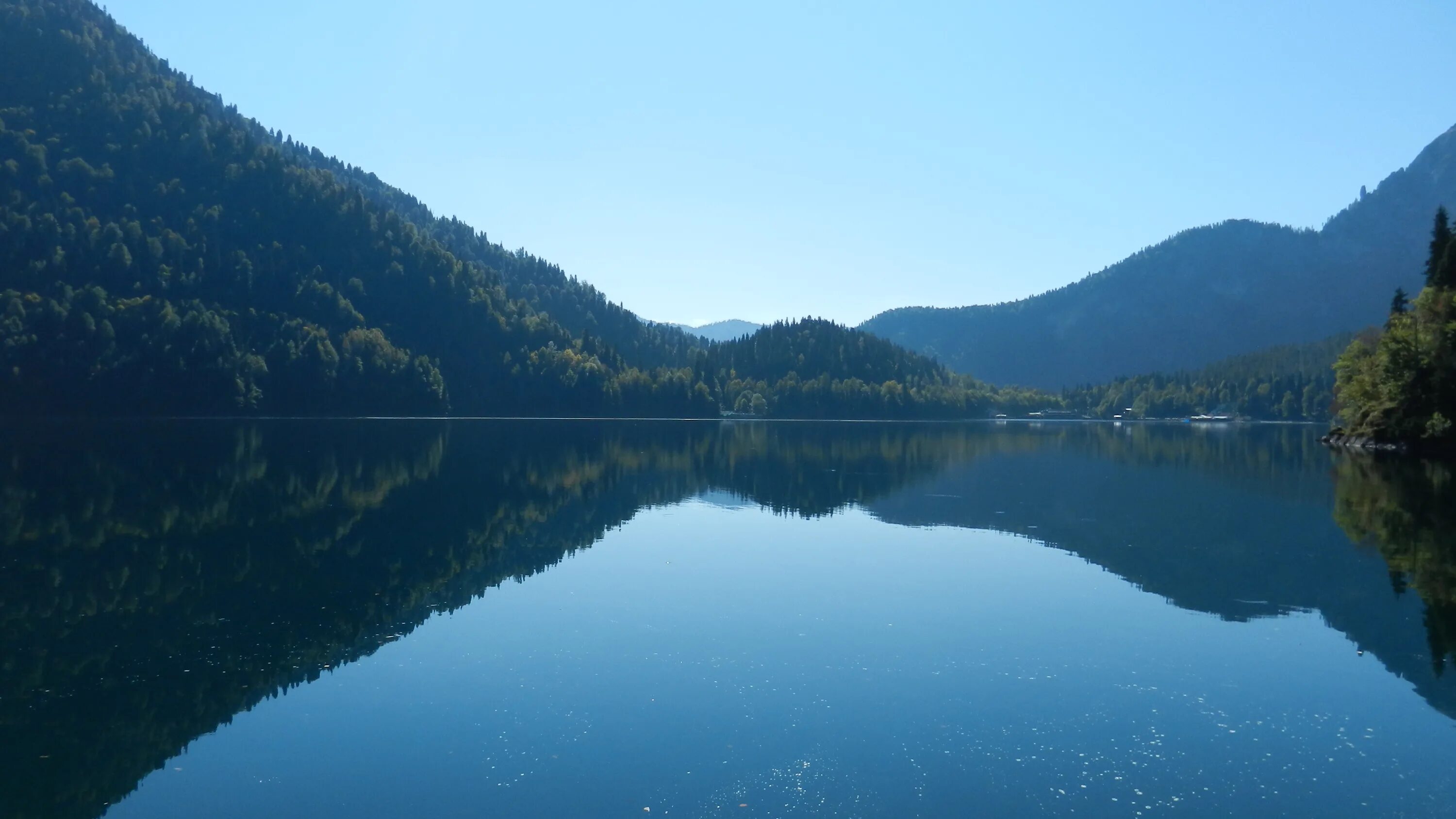 Озеро рица камера. Озеро Рица. Озеро Рица англ. Озеро Рица Абхазия зимой. Башкирская Рица озеро.