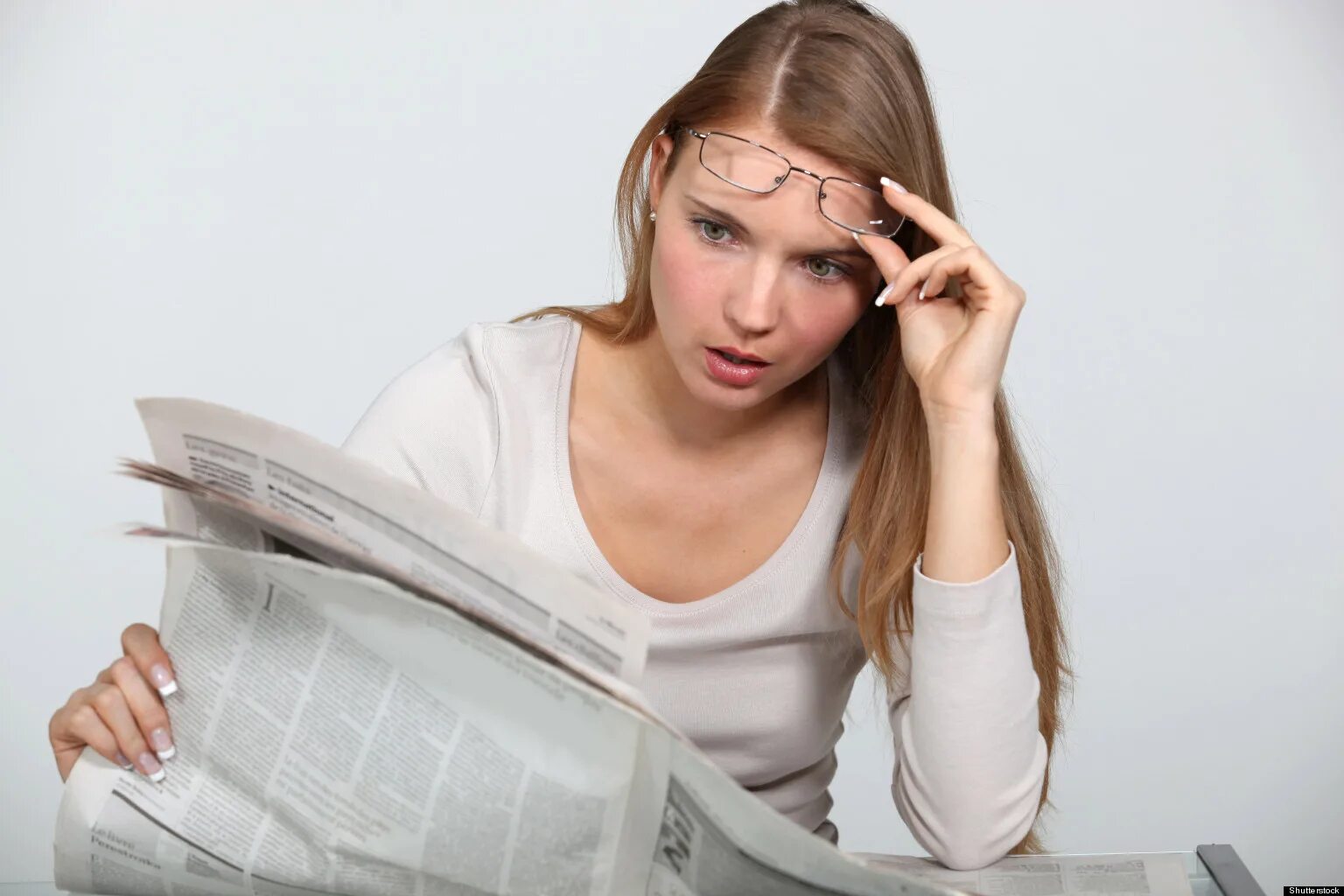 Кидает бумажки. Письмо девушке. Секретарь разрывает бумагу. Женщина на бумаге для конкурсов. Фото женщина срывает этикетку с товара.