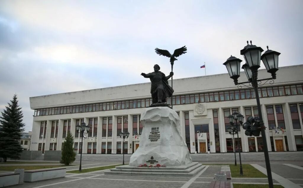 Памятник ивану 3. Памятник ивану третьему в калуге. иван третий памятник в калуге. памятник ивану 3 в калуге скульптор. иван 3 великий памятник.
