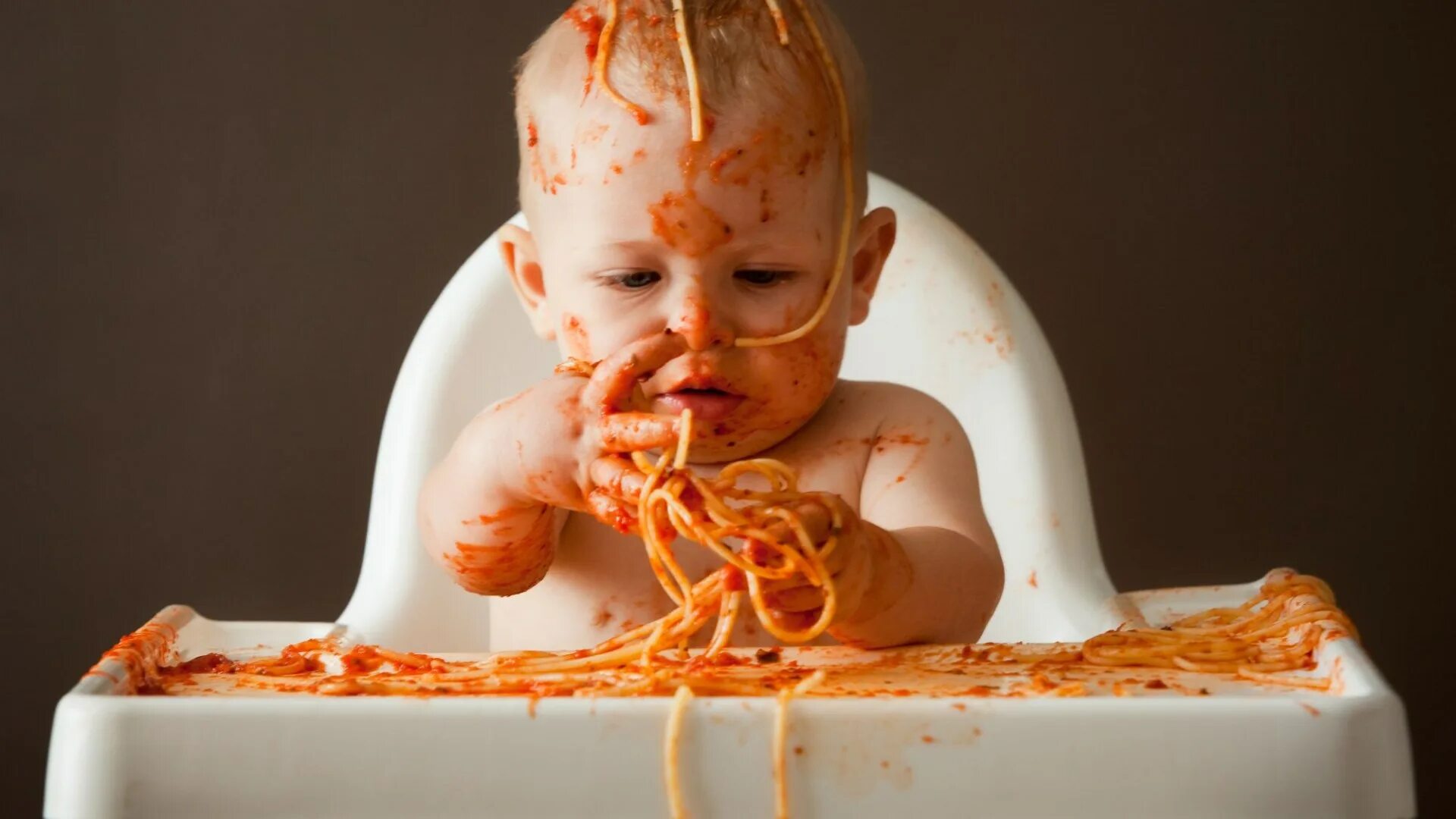 Если хотите стать сильными детки ешьте. Малыш ест. Ребенок кушает. Малыш ест сам.
