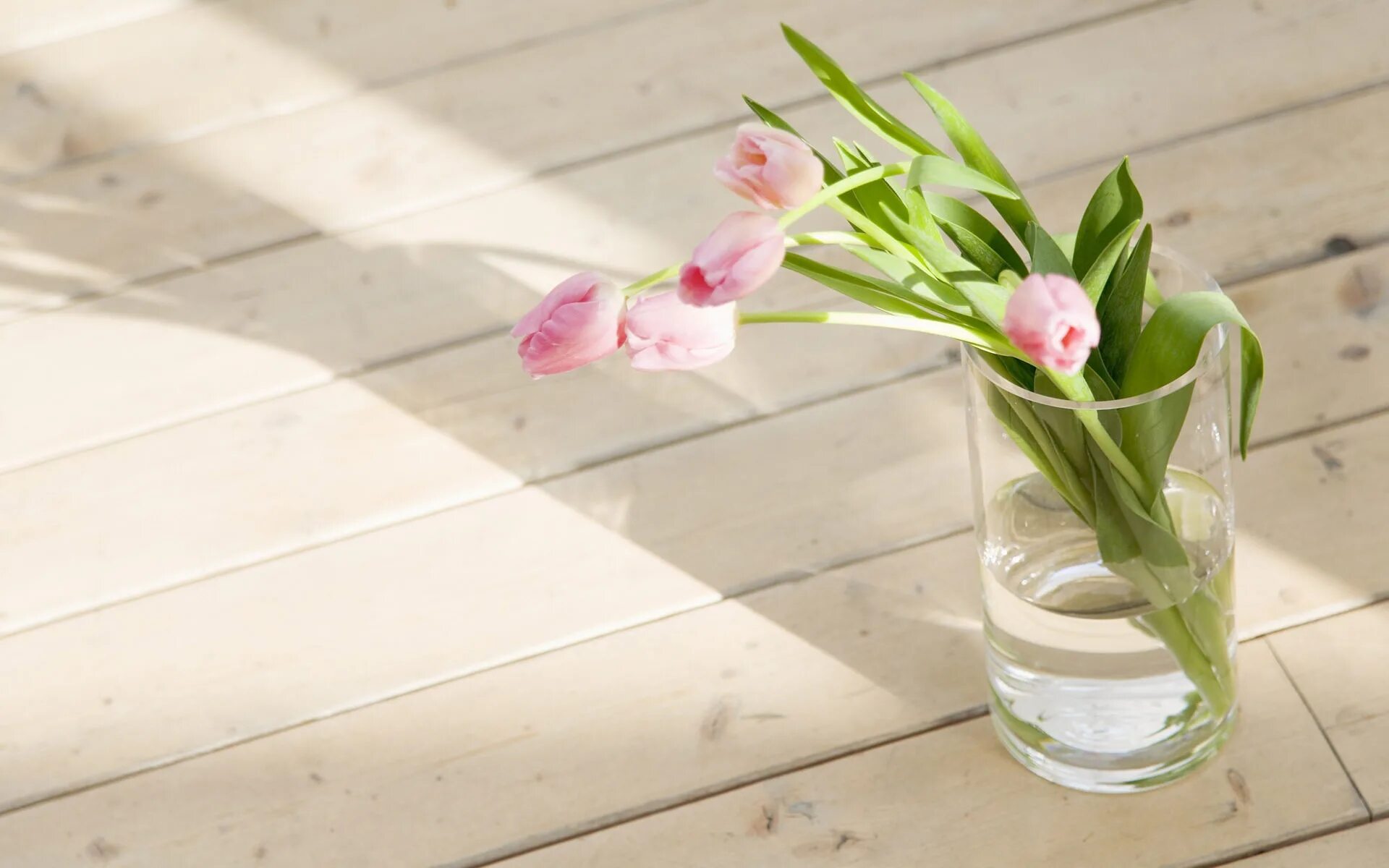 Что добавить в воду для цветов тюльпаны. Цветы в вазе. Цветы на столе. Цветы в прозрачной вазе. Весенние цветы в вазе.