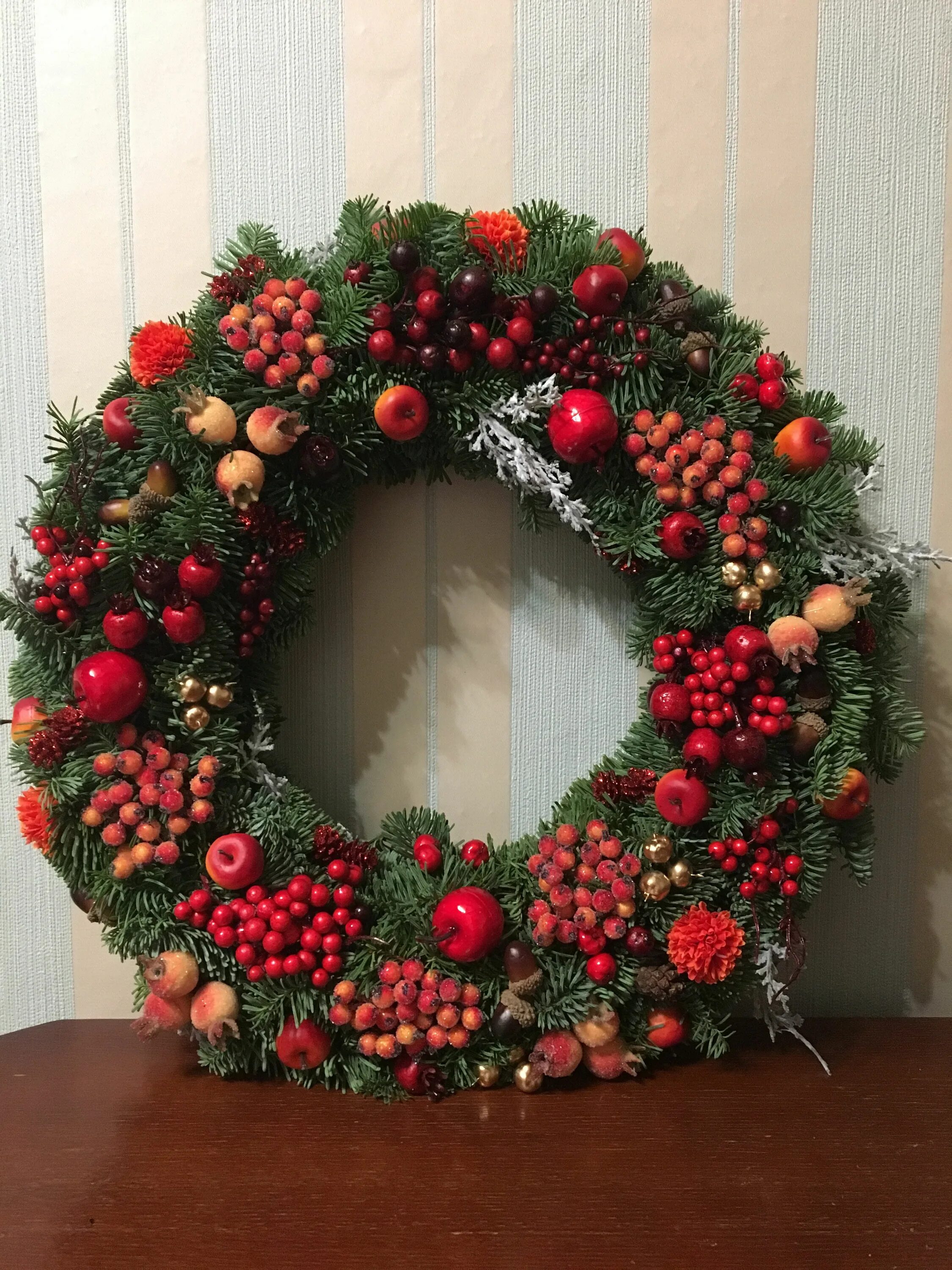 новогодний венок в детский сад своими. новогодние венки в детский сад. новогодний венок поделка в детский сад. новогодний венок из подручных материалов. венок в детский сад на новый год.