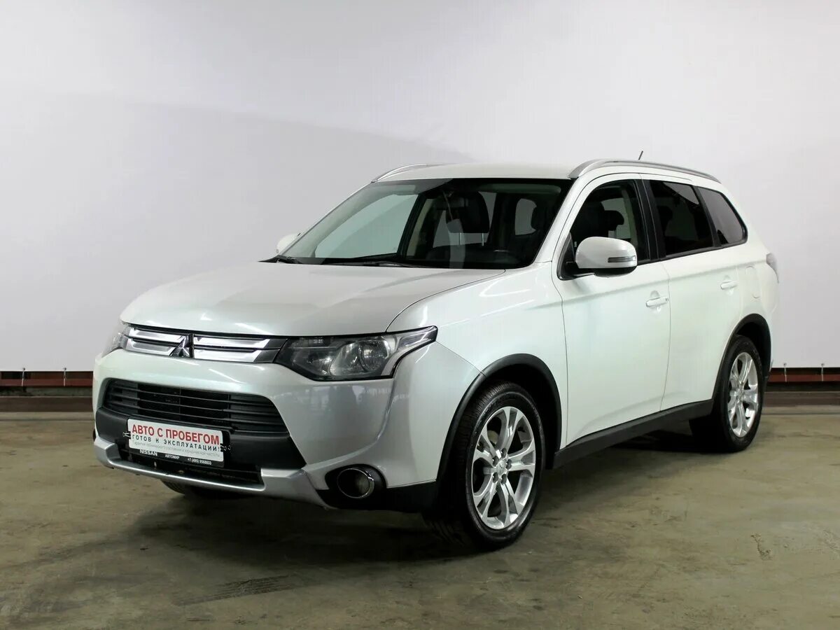 Mitsubishi outlander отзывы владельцев. Mitsubishi Outlander III 2014. Митсубиси Аутлендер 2014 белый. Митсубиси Аутлендер 3 белый. Mitsubishi Outlander III 2.0.