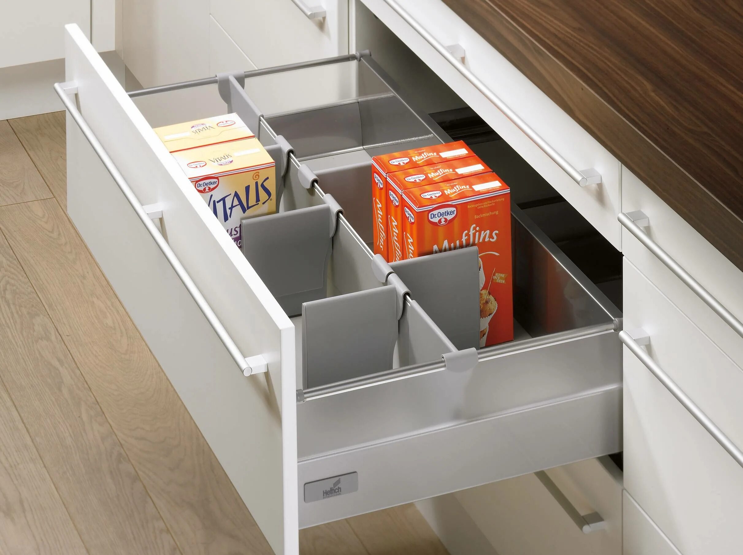 Ящик тандембокс blum. Выкатные ящики в кухонный шкаф. Лоток blum tandembox 800. Хранение посуды в выдвижных ящиках. Фурнитура хеттих для кухни.