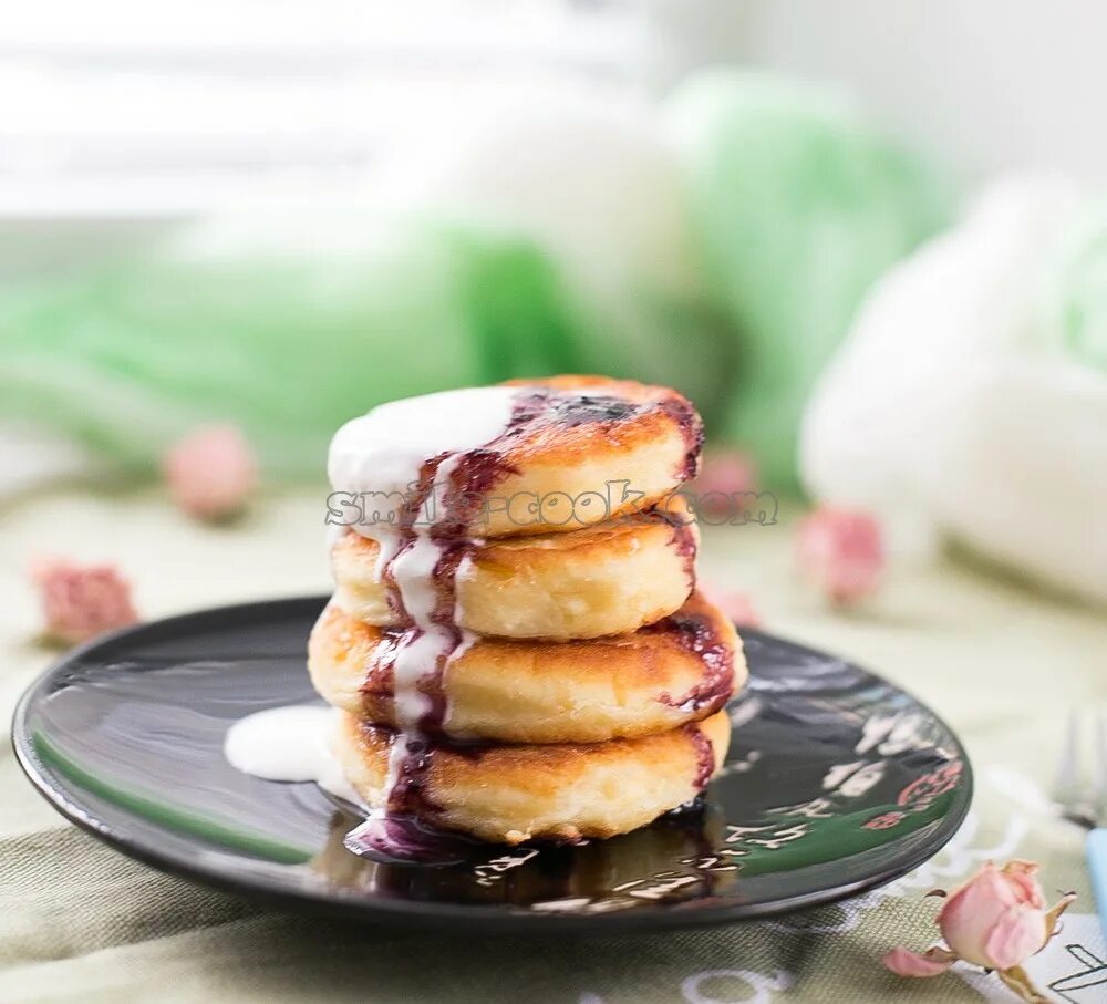 сырники с вареной сгущенкой. сырники доставка. сырники из творога со сгущенкой. сырники из творога со сгущенкой. творожники со сметаной.