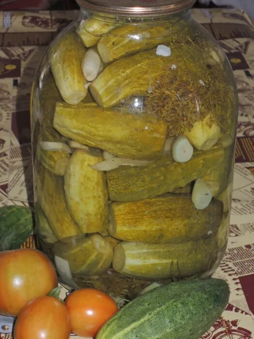 Засолка огурцов на зиму холодным. Холодное соление огурцов. огурцы холодного посола. огурцы на зиму холодным способом. солёные огурцы на зиму в банках холодным способом.