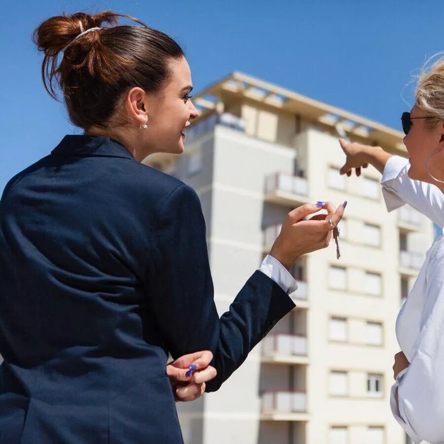 Профессионализм на белом фоне. Продвижение по карьерной лестнице. Высокий опыт работы. Карьерный рост. Преимущества магазина.