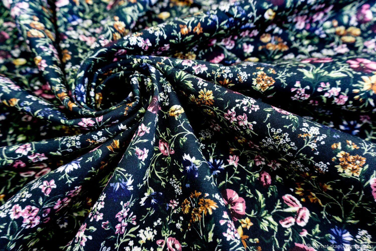 Итальянские ткани. Джинсовая ткань с цветочным принтом. Интересные ткани. Джинсовая ткань в цветочек. Ткани купить санкт петербург