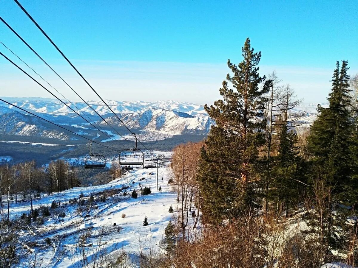 Горно алтайск курорты. Манжерок горный Алтай зима. Алтайский край зима горы Манжерок. Горно Алтайск курорт Манжерок. ГЛК Манжерок горный.