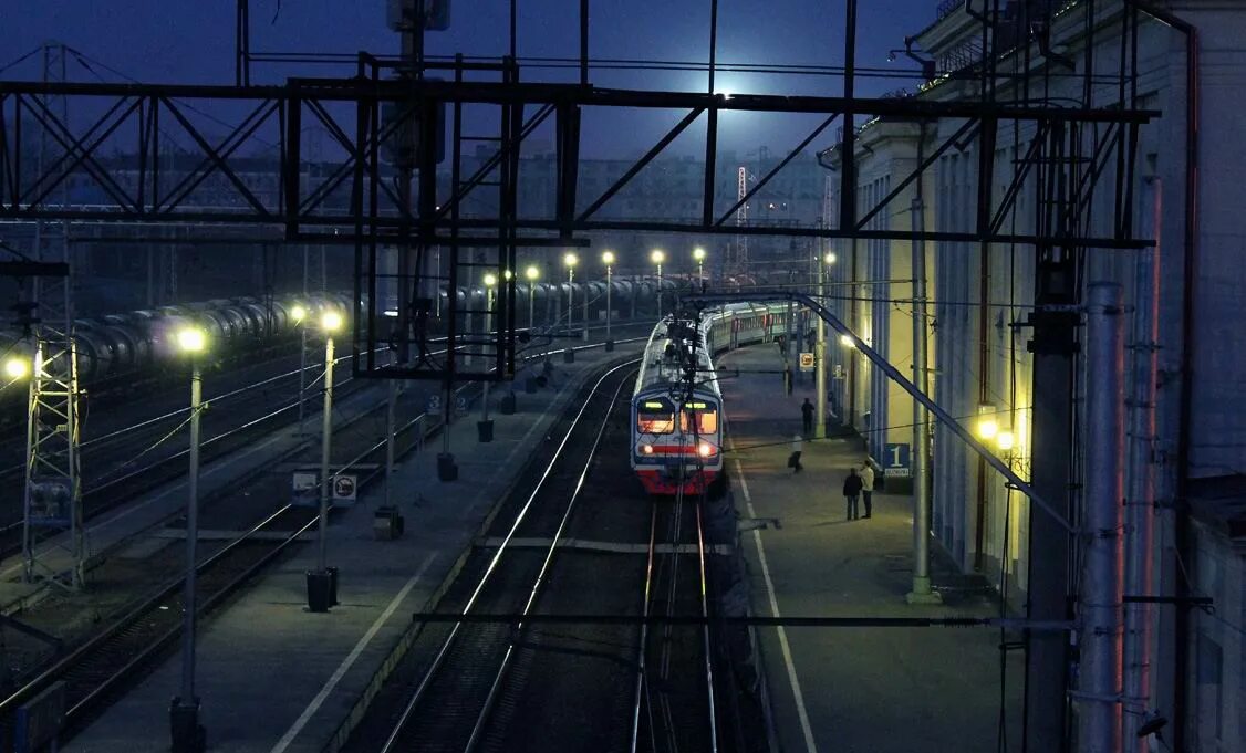 Включи станцию на ночь. Вокзал ночью. Ночной поезд. ЖД вокзал ночью. Поезда ночью на вокзале.