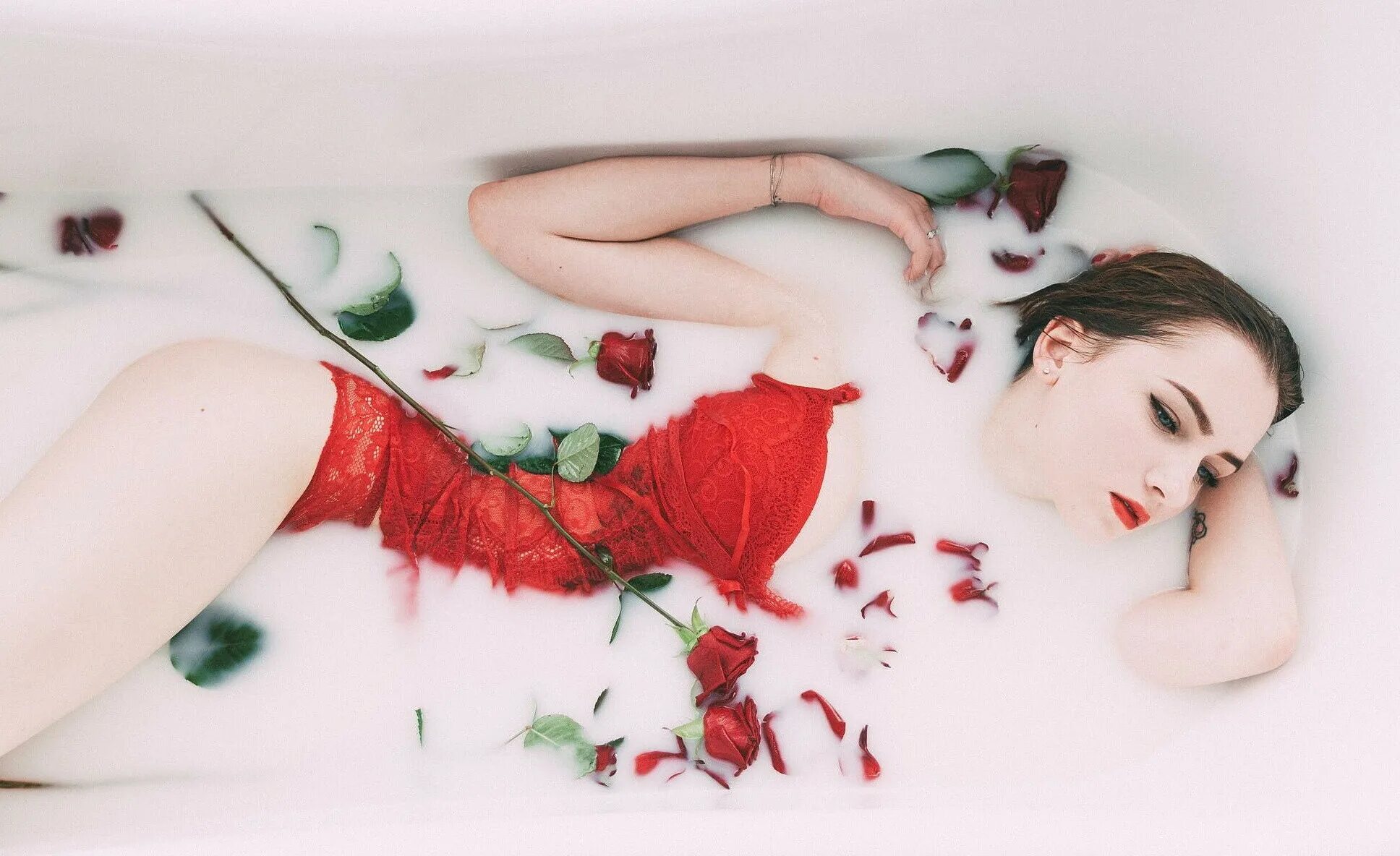 девушка в красной ванной. красивые женские ноги в ванне. фотосессия в ванной. девушка в красной ванной. фотосессия в красной ванне.