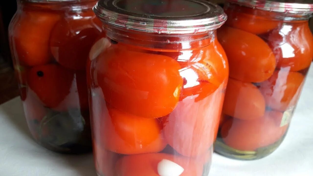 Заготовки из помидор. Вкусные маринованные помидоры без стерилизации на зиму. Вкусные маринованные помидоры без стерилизации на зиму. Помидоры с луком на зиму без стерилизации. Помидоры с луком без стерилизации.